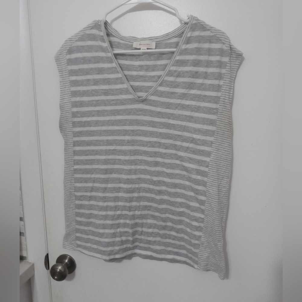 TWO BY VINCE CAMUTO CONTRASTING GRAY WHITE STRIPES SHORT SLEEVE V NECK BLOUSE